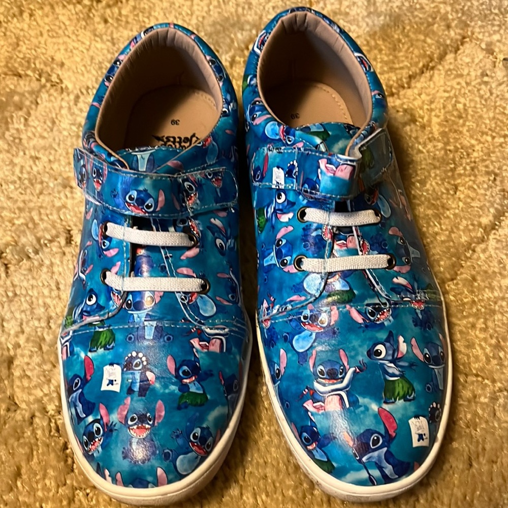 Women Stitch shoe size 39 fits like a 7.5.